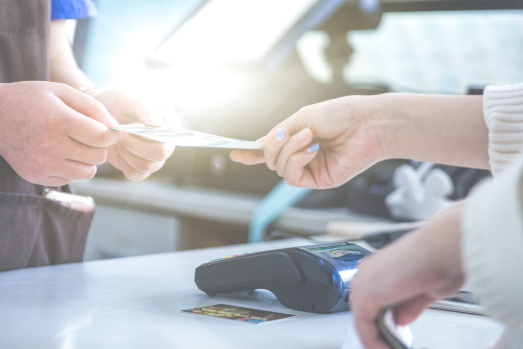 pagamento em dinheiro e cartão com máquina