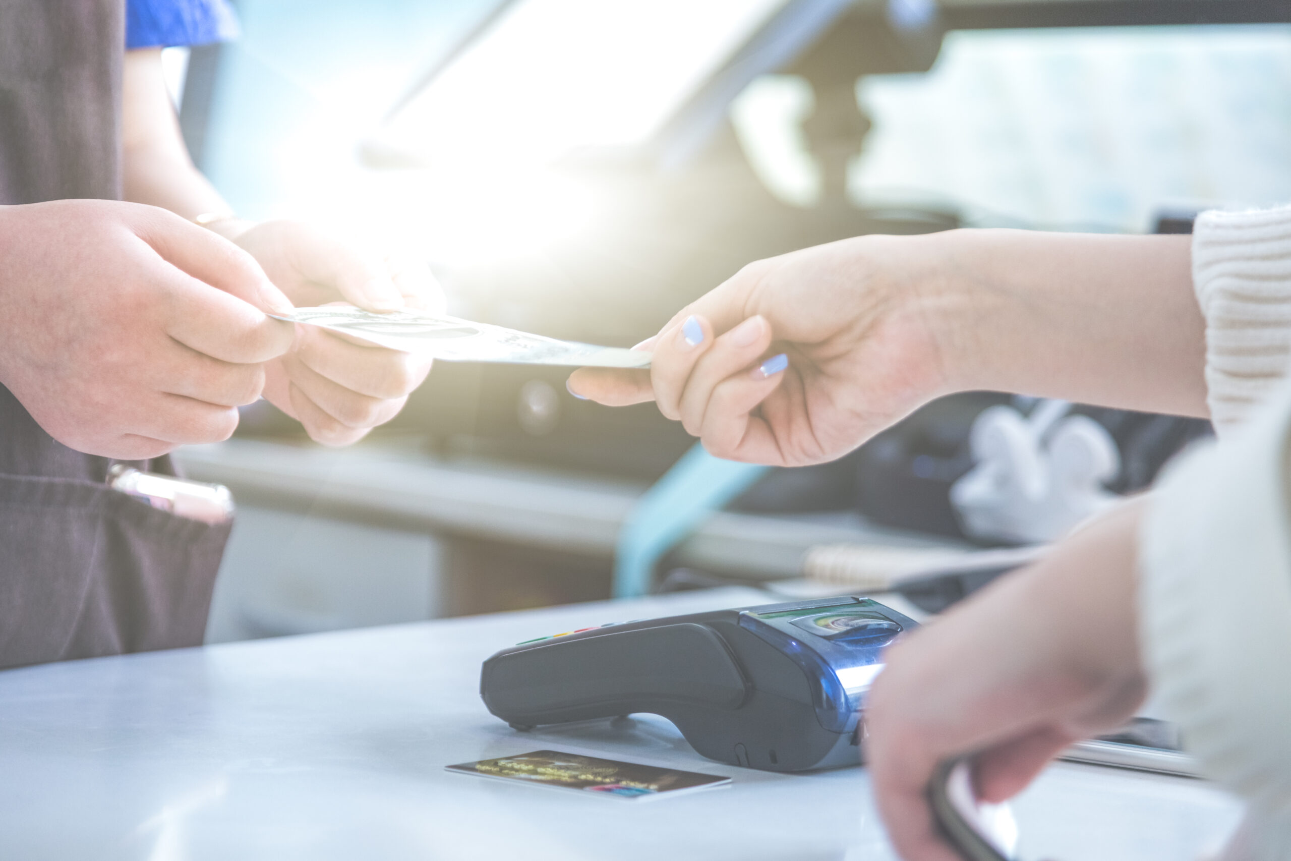 pagamento em dinheiro e cartão com máquina
