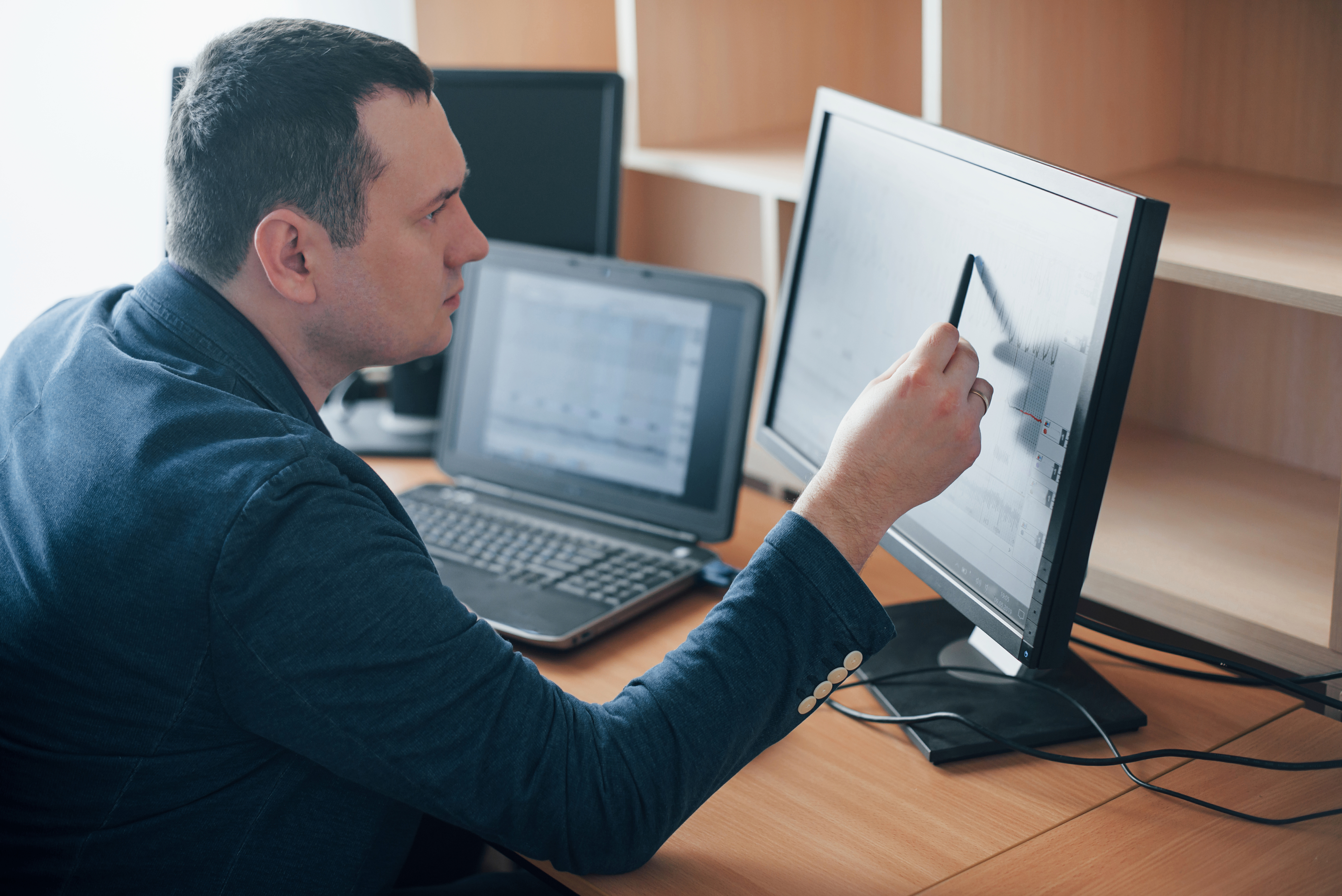 Homem realizando homologação no ambiente de teste do Perseus Cloud