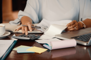 empresário-trabalhando-com-contas